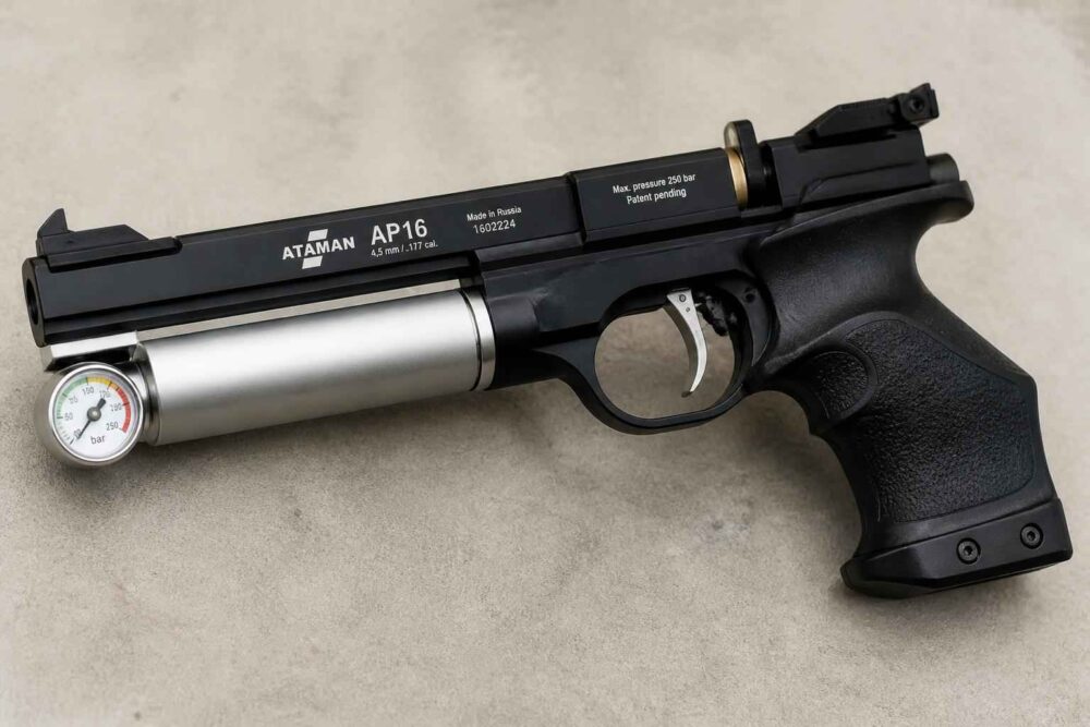 Czarny pistolet pneumatyczny Ataman AP16 z dużym zbiornikiem powietrza i manometrem na jasnym tle