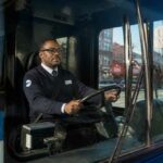 Kierowca prowadzi autobus miejski na trasie Bx41 w Nowym Jorku