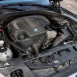 Widok na silnik BMW pod otwartą maską samochodu