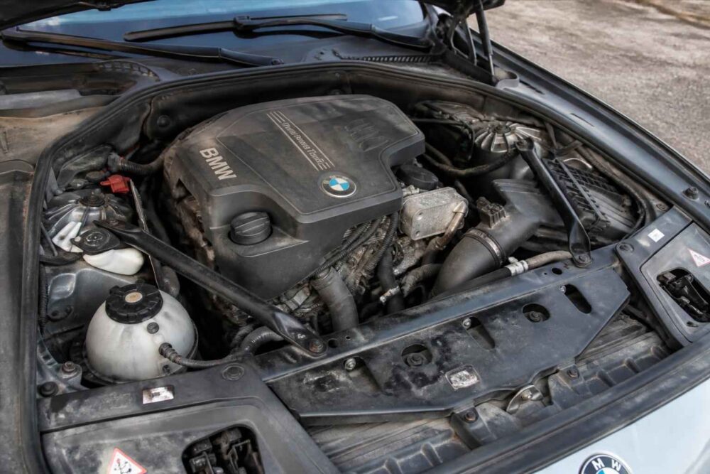 Widok na silnik BMW pod otwartą maską samochodu