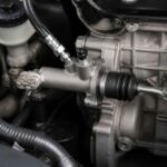 Wysprzęglik hydrauliczny zamontowany przy skrzyni biegów w komorze silnika